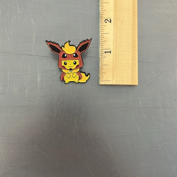 Pokémon Pikachu Flareon Costume Pin - Picture 2 of 3